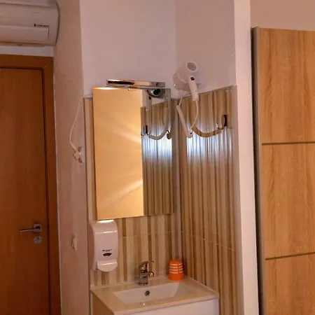 D.ana לאגוּ‏ש