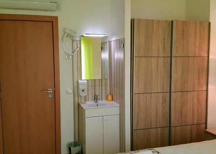 D.ana Πανσιόν